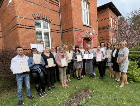 Wręczenie dyplomów zawodowych i certyfikatów Absolwentom